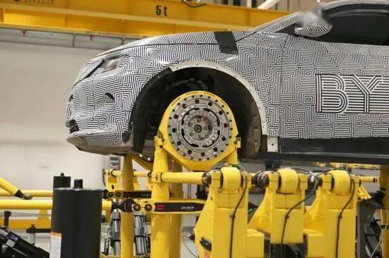 富士康跨界入局 年內(nèi)推出電動(dòng)汽車(chē)，是為蘋(píng)果造車(chē)鋪路還是重塑汽車(chē)零部件格局？